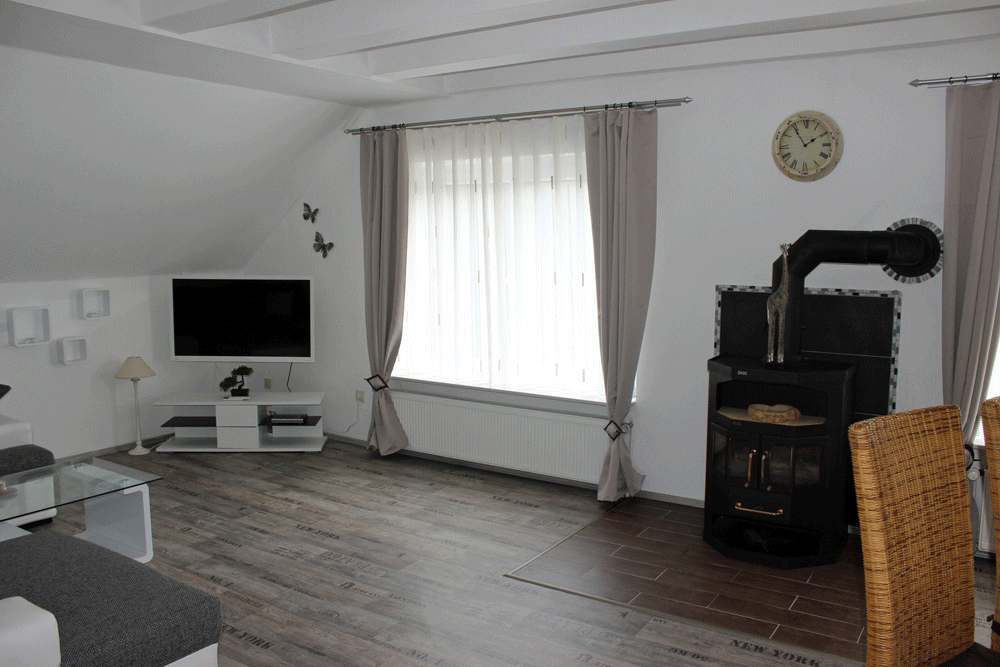 Wohnzimmer mit Kamin